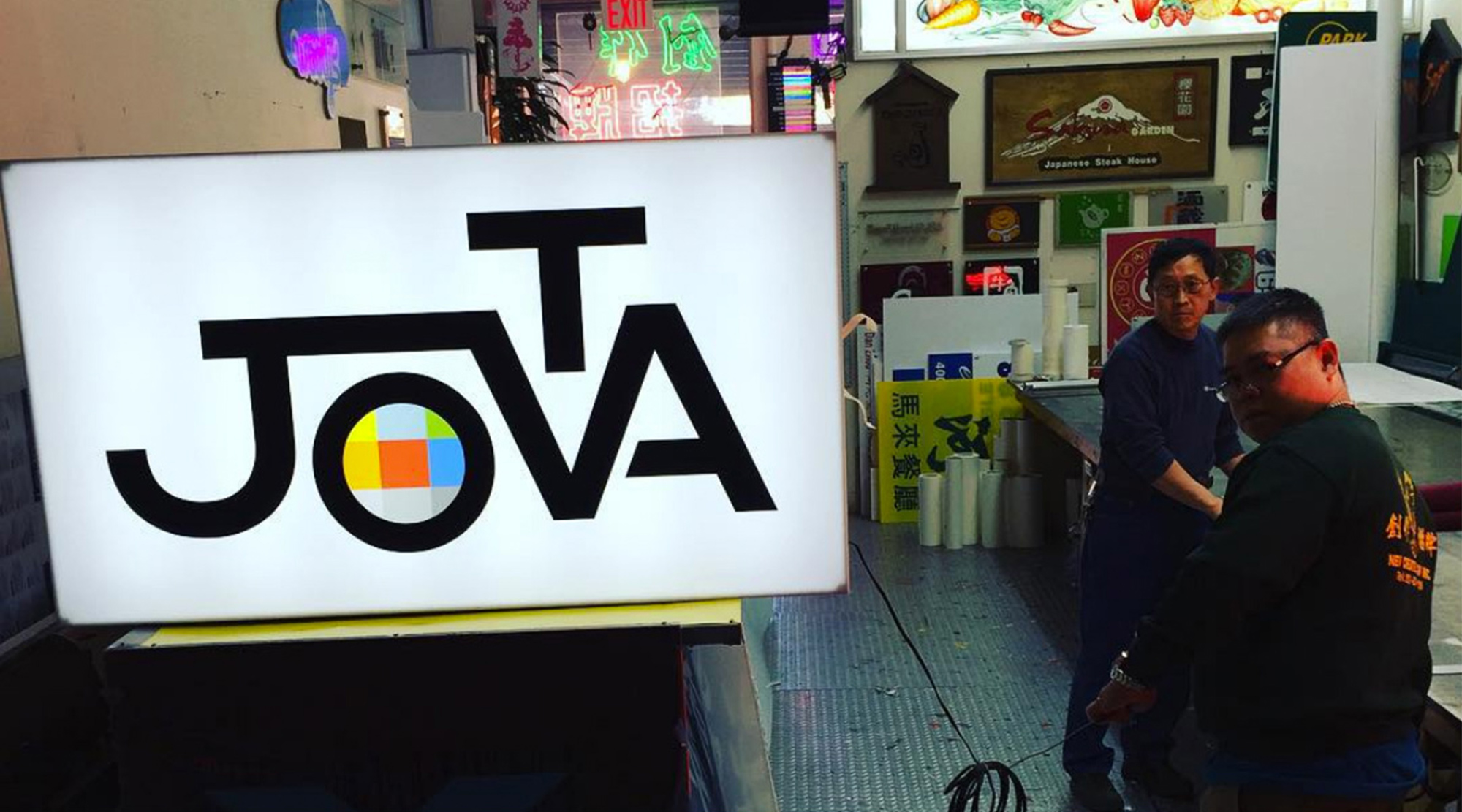 insegna con logo jovatv in bottega