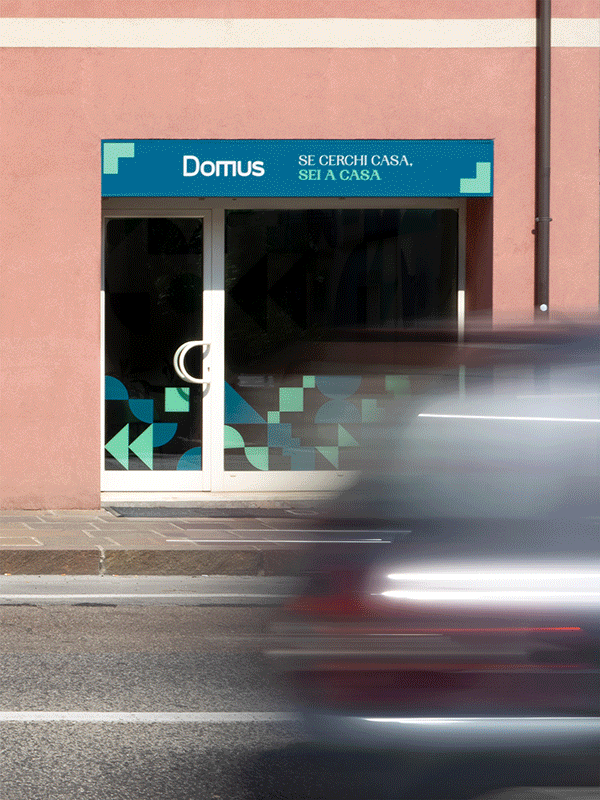 vetrina singola domus immobiliare giorno e notte