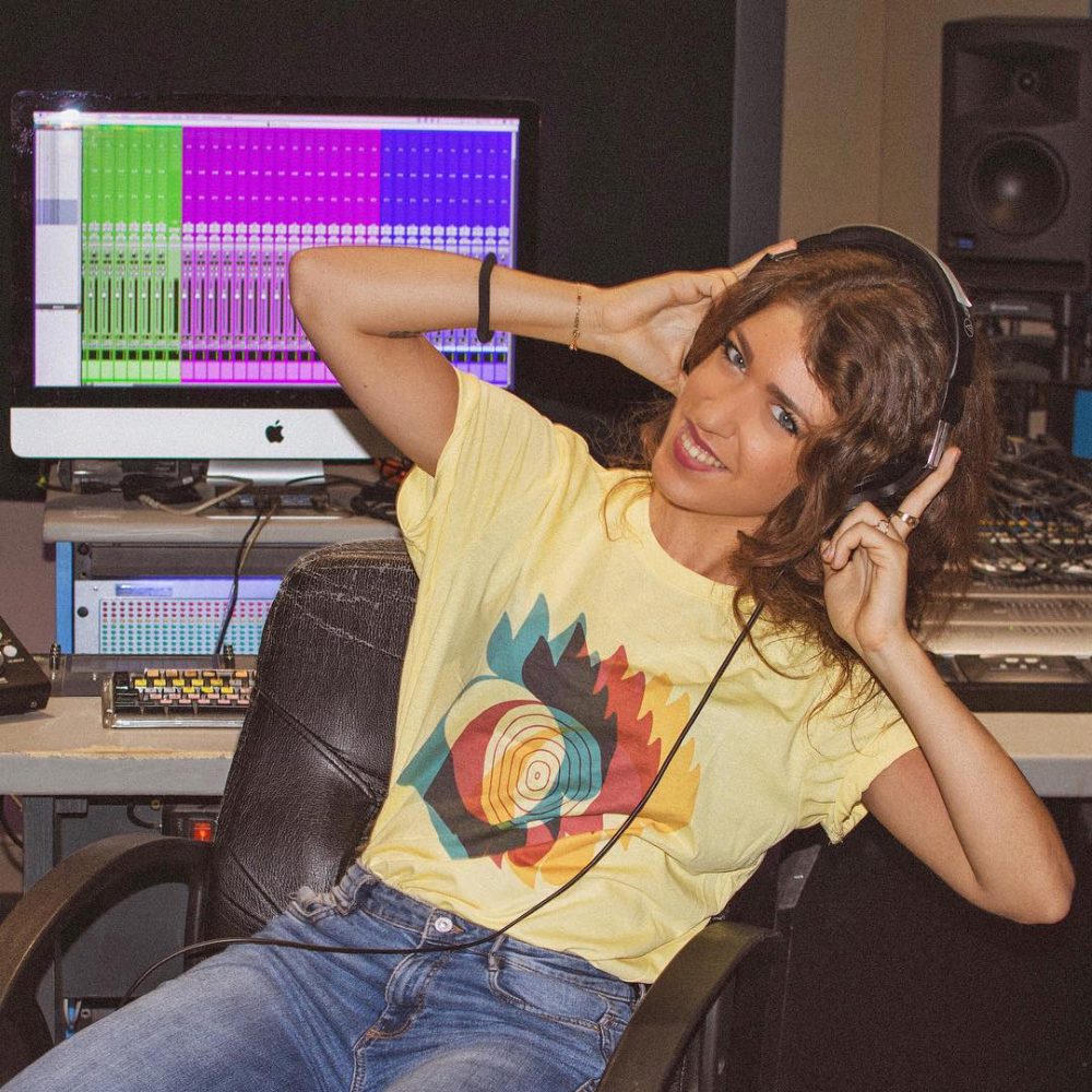 ragazza che ascoltamusica con la maglietta amadori original