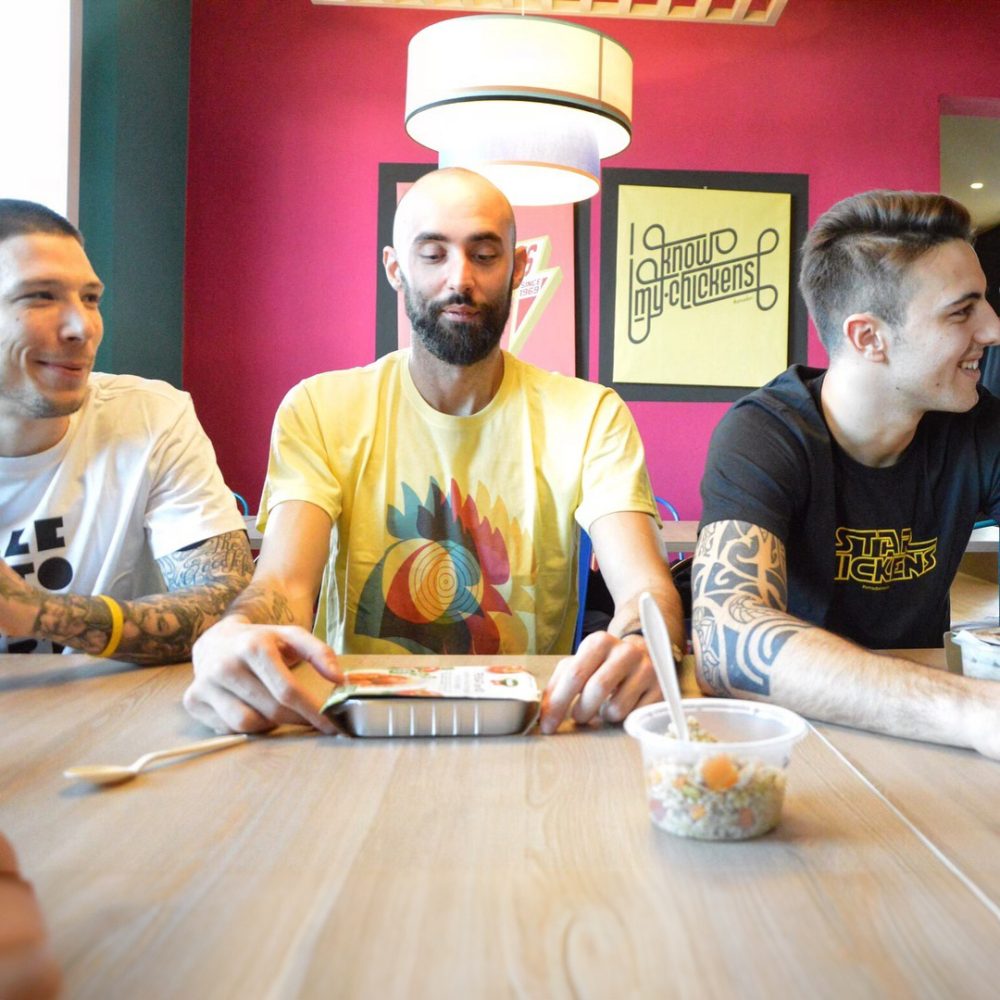 ragazzo che mangia con la maglietta amadori original