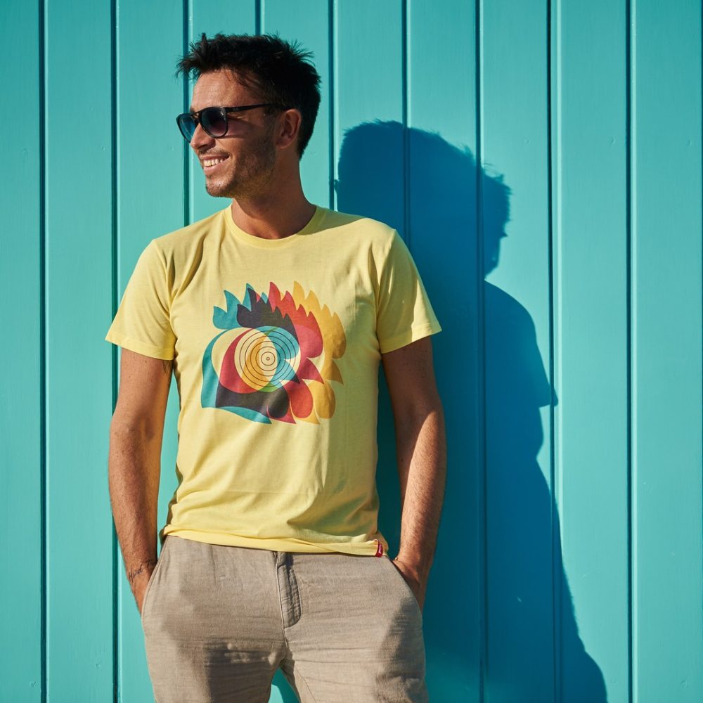 ragazzo che prende il sole con la maglietta amadori original