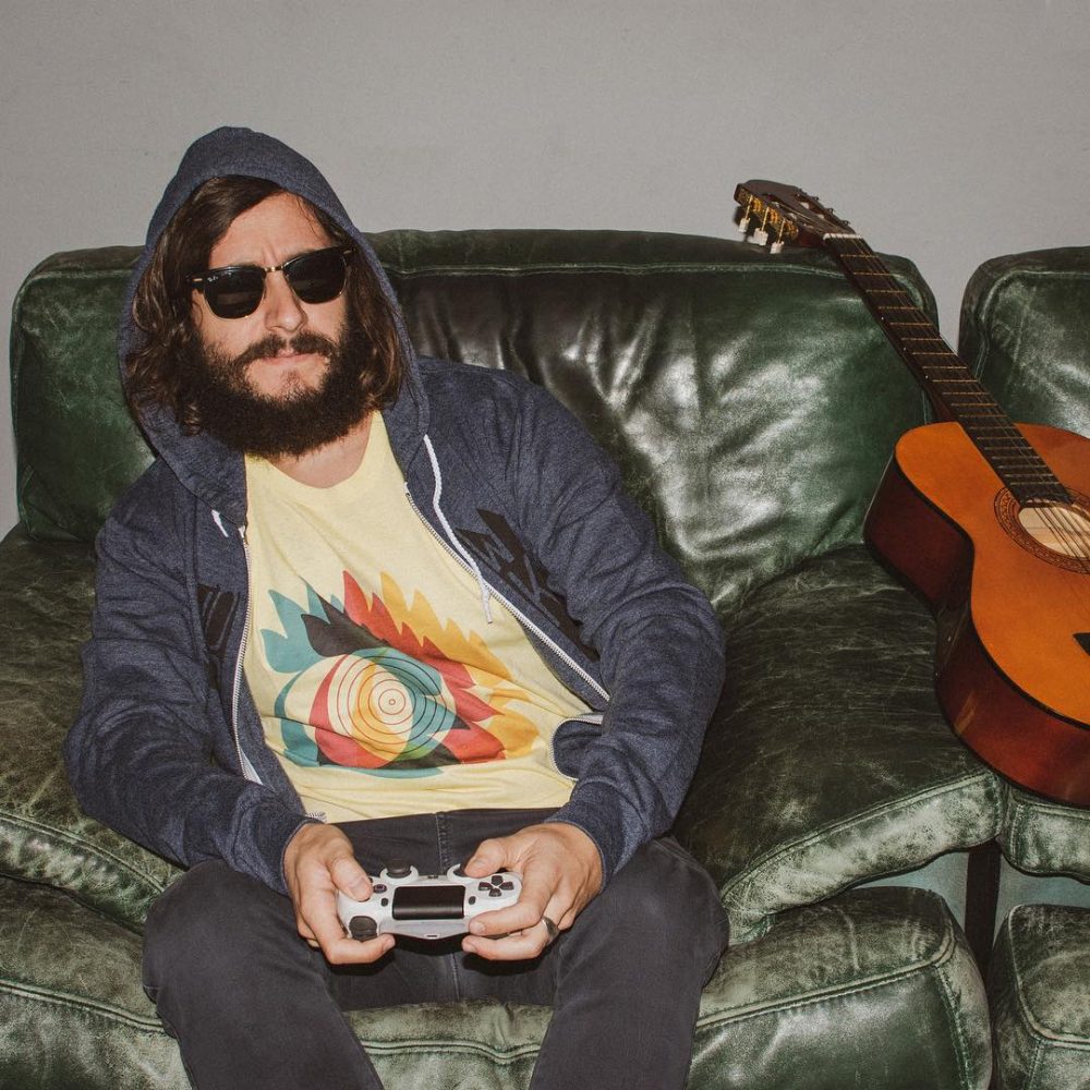 ragazzo che gioca ai videogiochi con la maglietta amadori original