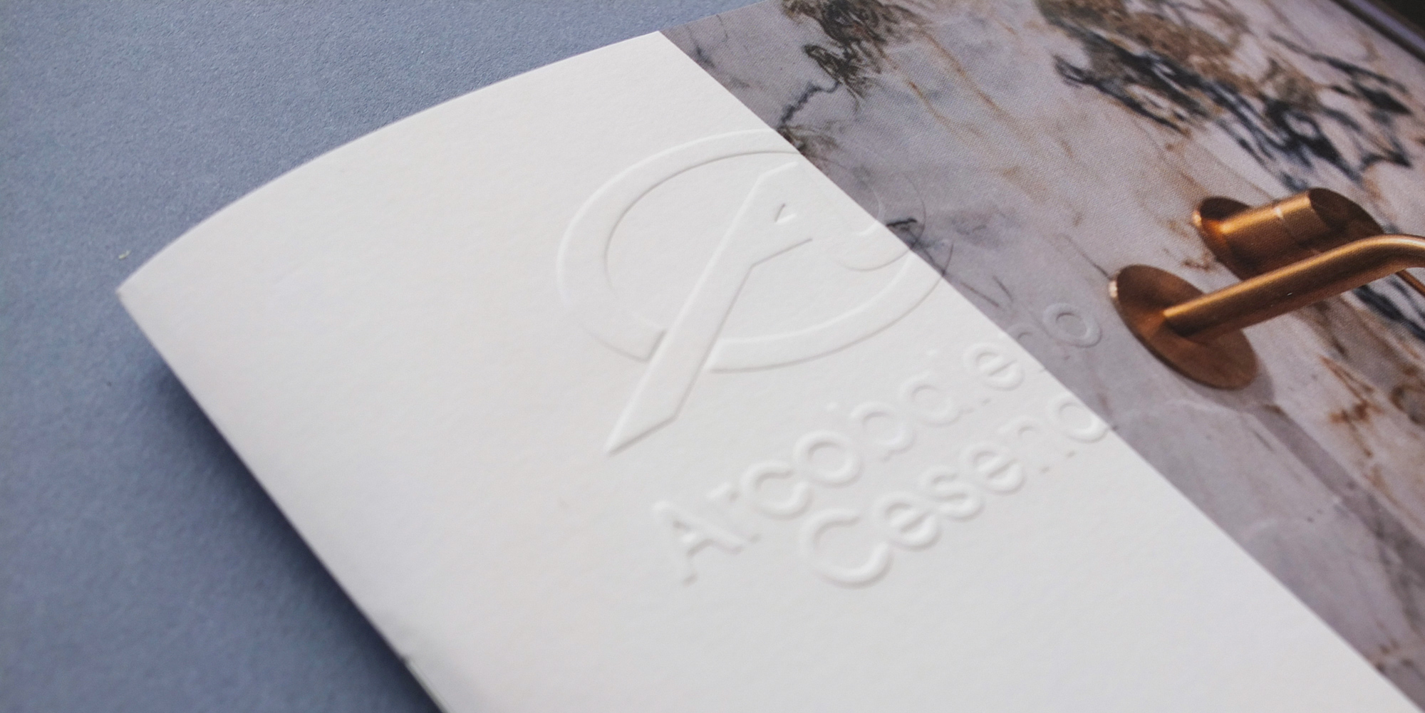 logo arcobaleno cesena rilievo copertina brochure