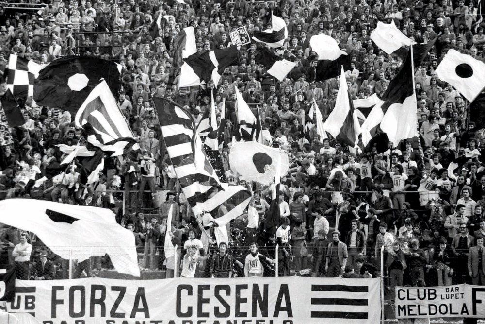 curva stadio cesena anni 70 con bandiere 02