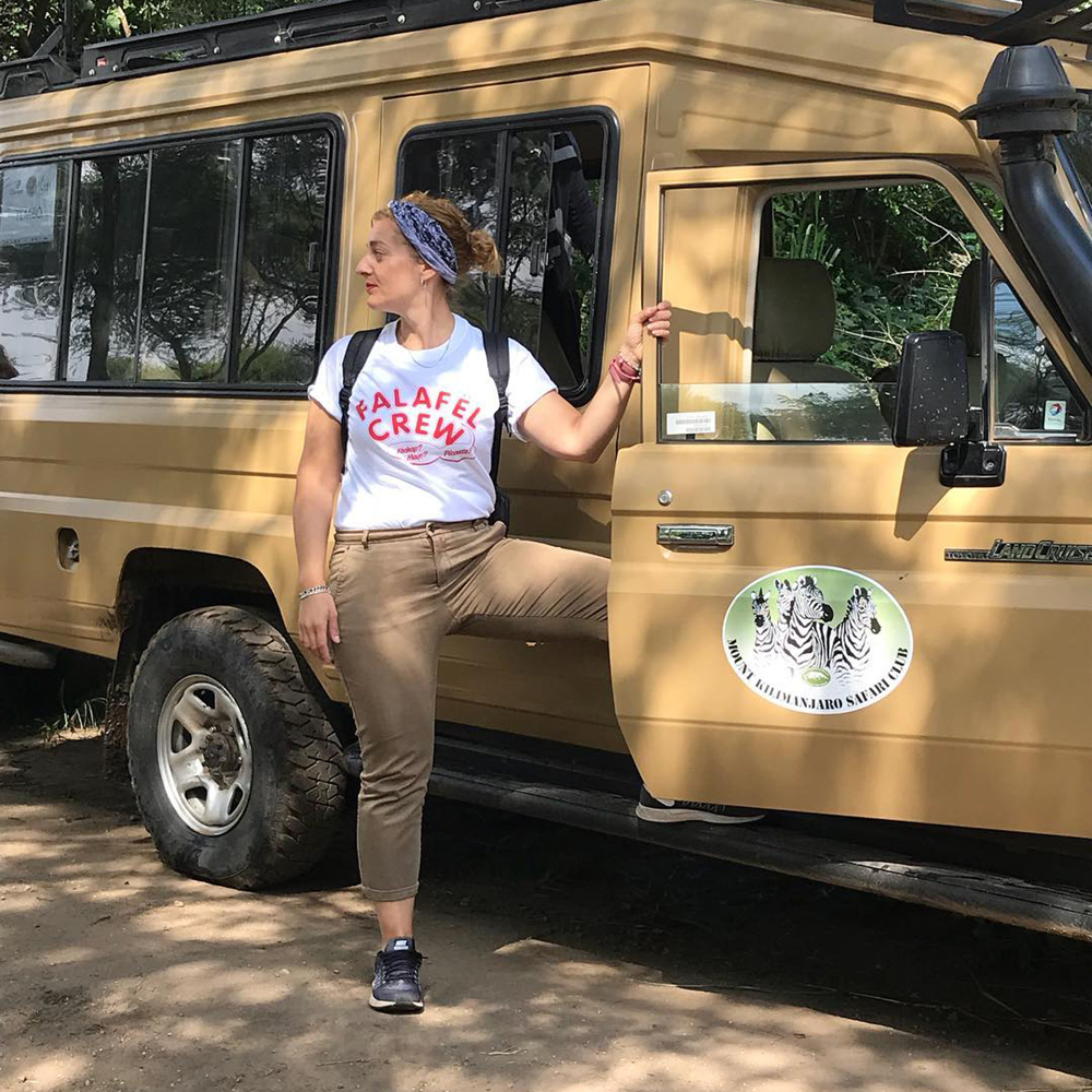 modella con maglia falafel crew davanti a pulmino safari